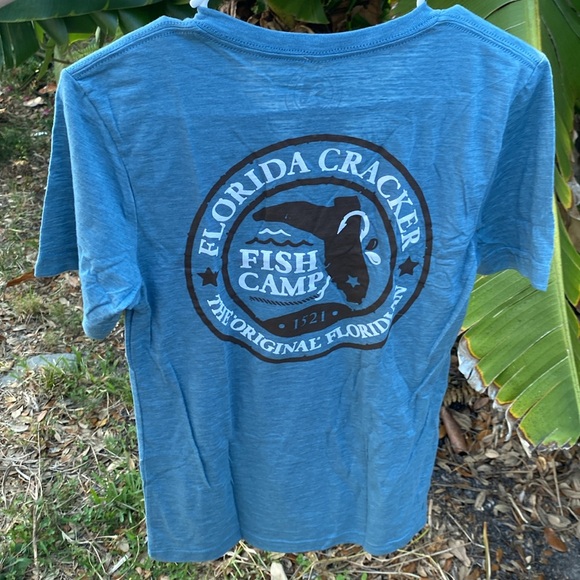 NWT Florida Cracker Trading Company T-shirt size S. Fish Camp Badge Vneck - Picture 9 of 14